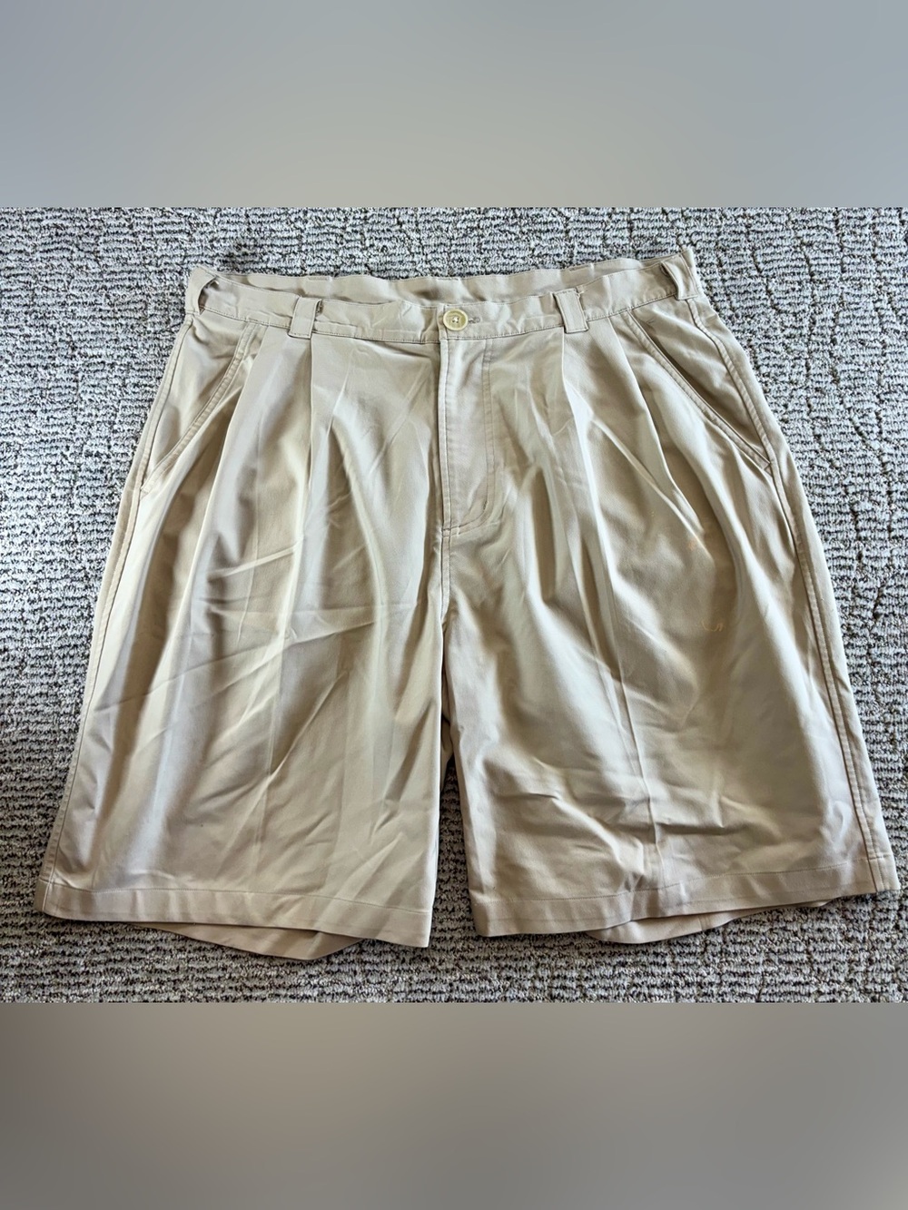 Under Armour Men’s Size 36 Beige Pleated Chino Shorts